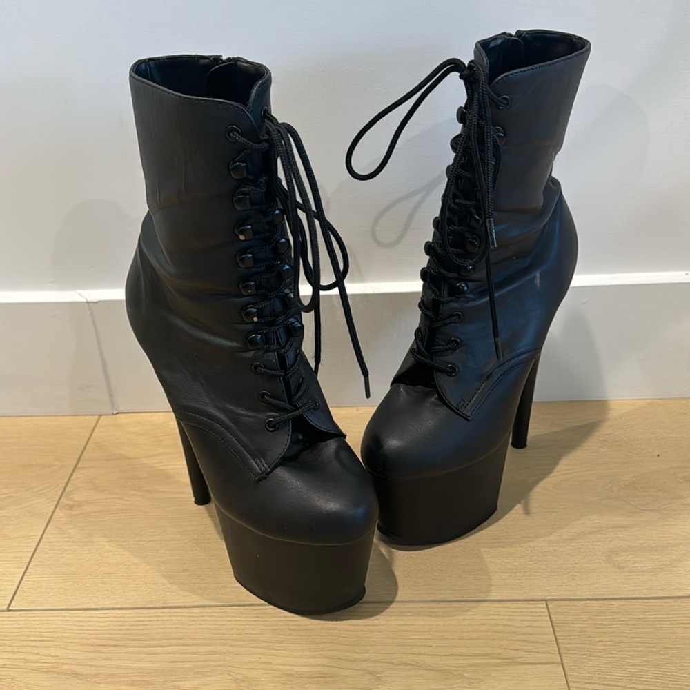 Pleasers Adore 1020 Matte Black Ankle Platform Boots